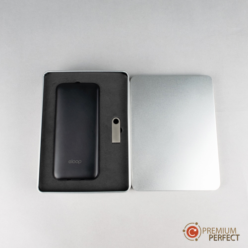 GF4-พาวเวอร์แบงค์-แฟลชไดร์ฟ (2) | โรงงาน แบตสำรอง power bank ชื่อรุ่นสินค้า: PB - EL – E33 วัสดุสินค้า: พลาสติก ABS ขนาดสินค้า: 148 x 66 x 16 mm น้ำหนัก: 223.4 g สีสินค้า: ดำ ขาว รูปแบบโลโก้: สกรีน / พิมพ์ UV Offset Capacity: 10,000 mAh Battery: Li-polymer Input: Input (Micro) : 5V/2A Input (type-C) : 5V/2A Output (USB1 / 2) : 5V/2.4A แสดงผล: ระดับไฟ 4 จุด อุปกรณ์เสริม: สายชาร์จ Type-C USB คู่มือการใช้งาน ด้านชำระภาษี: มาตรฐานอุตสาหกรรม (มอก.)