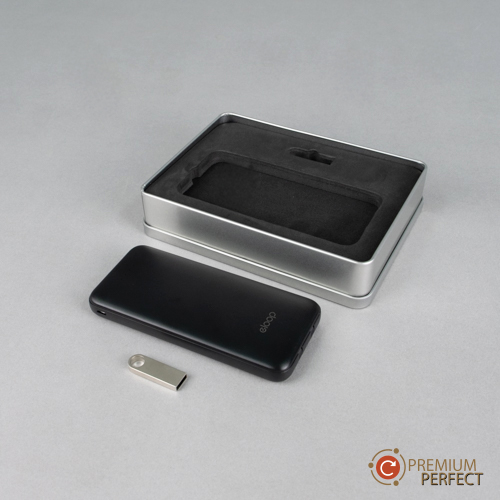 GF4-พาวเวอร์แบงค์-แฟลชไดร์ฟ (4) | โรงงาน แบตสำรอง power bank ชื่อรุ่นสินค้า: PB - EL – E33 วัสดุสินค้า: พลาสติก ABS ขนาดสินค้า: 148 x 66 x 16 mm น้ำหนัก: 223.4 g สีสินค้า: ดำ ขาว รูปแบบโลโก้: สกรีน / พิมพ์ UV Offset Capacity: 10,000 mAh Battery: Li-polymer Input: Input (Micro) : 5V/2A Input (type-C) : 5V/2A Output (USB1 / 2) : 5V/2.4A แสดงผล: ระดับไฟ 4 จุด อุปกรณ์เสริม: สายชาร์จ Type-C USB คู่มือการใช้งาน ด้านชำระภาษี: มาตรฐานอุตสาหกรรม (มอก.)