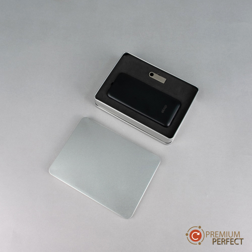 GF4-พาวเวอร์แบงค์-แฟลชไดร์ฟ (5) | โรงงาน แบตสำรอง power bank ชื่อรุ่นสินค้า: PB - EL – E33 วัสดุสินค้า: พลาสติก ABS ขนาดสินค้า: 148 x 66 x 16 mm น้ำหนัก: 223.4 g สีสินค้า: ดำ ขาว รูปแบบโลโก้: สกรีน / พิมพ์ UV Offset Capacity: 10,000 mAh Battery: Li-polymer Input: Input (Micro) : 5V/2A Input (type-C) : 5V/2A Output (USB1 / 2) : 5V/2.4A แสดงผล: ระดับไฟ 4 จุด อุปกรณ์เสริม: สายชาร์จ Type-C USB คู่มือการใช้งาน ด้านชำระภาษี: มาตรฐานอุตสาหกรรม (มอก.)