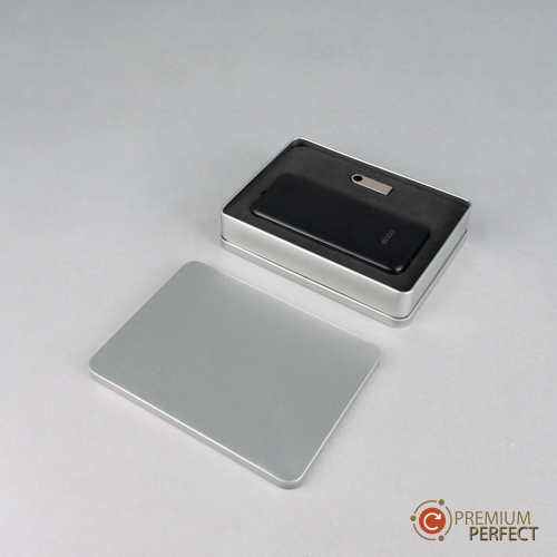 GF4-พาวเวอร์แบงค์-แฟลชไดร์ฟ (6) | โรงงาน แบตสำรอง power bank ชื่อรุ่นสินค้า: PB - EL – E33 วัสดุสินค้า: พลาสติก ABS ขนาดสินค้า: 148 x 66 x 16 mm น้ำหนัก: 223.4 g สีสินค้า: ดำ ขาว รูปแบบโลโก้: สกรีน / พิมพ์ UV Offset Capacity: 10,000 mAh Battery: Li-polymer Input: Input (Micro) : 5V/2A Input (type-C) : 5V/2A Output (USB1 / 2) : 5V/2.4A แสดงผล: ระดับไฟ 4 จุด อุปกรณ์เสริม: สายชาร์จ Type-C USB คู่มือการใช้งาน ด้านชำระภาษี: มาตรฐานอุตสาหกรรม (มอก.)